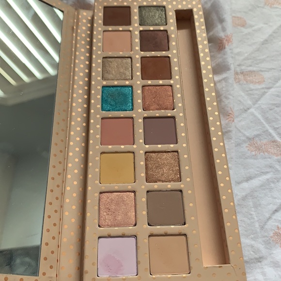 Kylie Cosmetics Take Me on Vacation Palette - Picture 2 of 3
